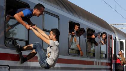 Imigrantes suben a un tren que sale de Tovarnik, en la frontera serbo-croata, hacia la capital, Zagreb