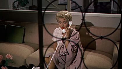 Imitación de la vida es el melodrama más exitoso del ciclo de Douglas Sirk en la Universal, con todos sus signos de virtuosa puesta en escena: reencuadres, tomas con espejos, colores estridentes, movimientos de cámara sofisticados.