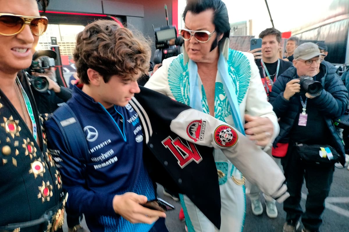 Imitadores de Elvis Presley reciben a Franco Colapinto en su entrada al circuito de Las Vegas y le regalan una chaqueta, como ocurrió con los otros pilotos salvo los tres campeones, que esquivaron el convite: Fernando Alonso, Lewis Hamilton y Max Verstappen.