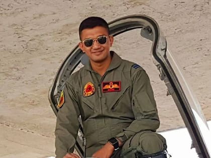 Impactante accidente aéreo: un piloto de combate murió en un choque de su avión tras una arriesgada maniobra