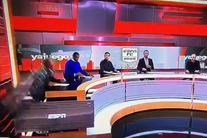 Impactante accidente en vivo en ESPN Colombia: a un periodista se le cayó una pantalla gigante encima