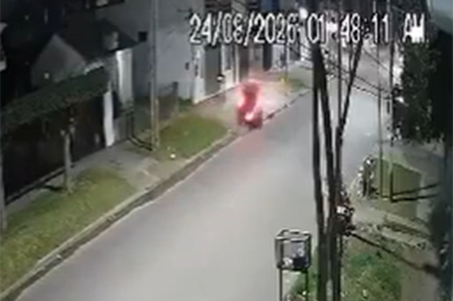 Impactante choque en Quilmes: cruzó la calle de un lado al otro, golpeó contra un local y murió Impactante choque en Quilmes: cruzó la calle de un lado al otro, golpeó contra un local y murió