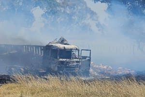 Impactante choque entre tres camiones: los vehículos se incendiaron y uno de los conductores murió
