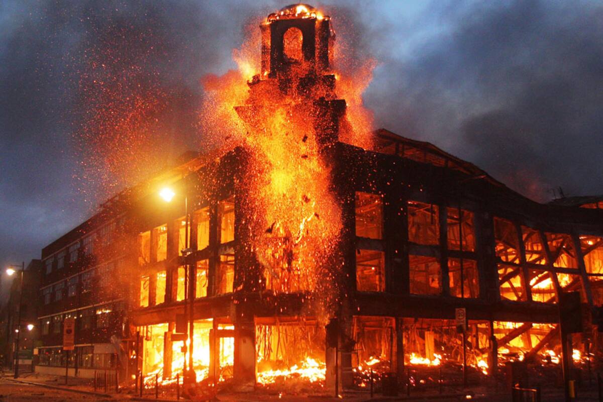 Impactante incendio durante las protestas