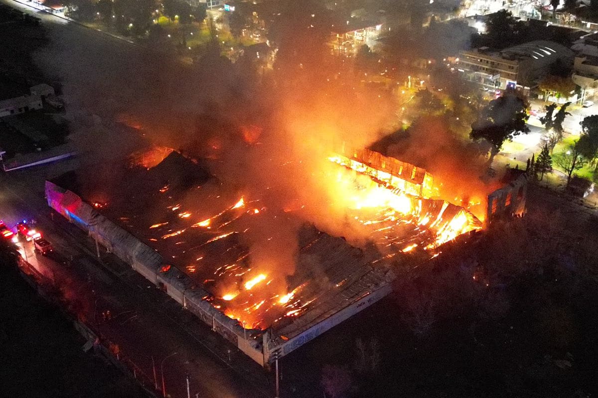 Impactante incendio en Cipolletti (X: @RodrigoButeler)