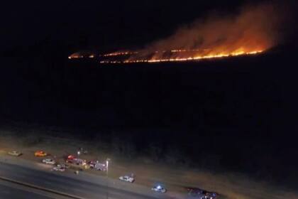 Impactante incendio en la costanera de Quilmes, se vio desde la Autopista Buenos Aires-La Plata