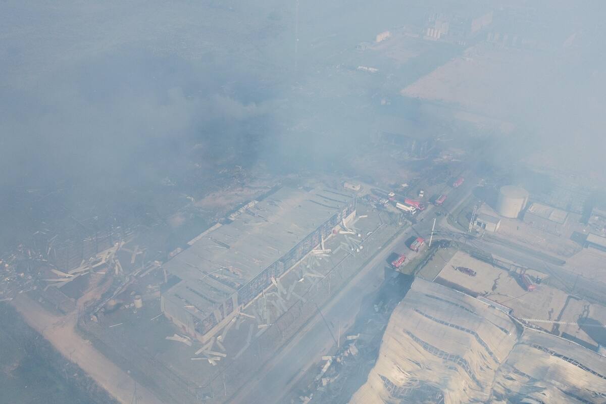 Impactante incendio en un polígono industrial que dispersó residuos a metros de la autopista Cañuelas-Ezeiza