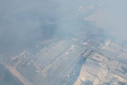 Impactante incendio en un polígono industrial que dispersó residuos a metros de la autopista Cañuelas-Ezeiza