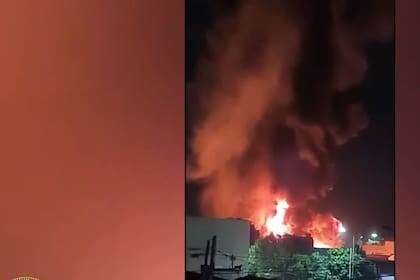 Impactante incendio en una fábrica de colchones en La Plata