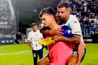 Las conmovedoras lágrimas de Cardona en Racing: salió del campo sobre los hombros de un compañero