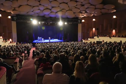 Impactante postal del concierto que brindó en el Teatro Auditorium de Mar del Plata