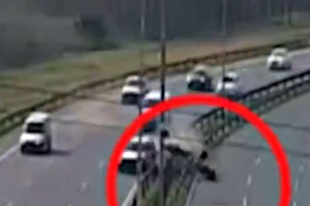 Impactante siniestro vial entre una camioneta y una moto en el Camino del Buen Ayre, Ituzaingó