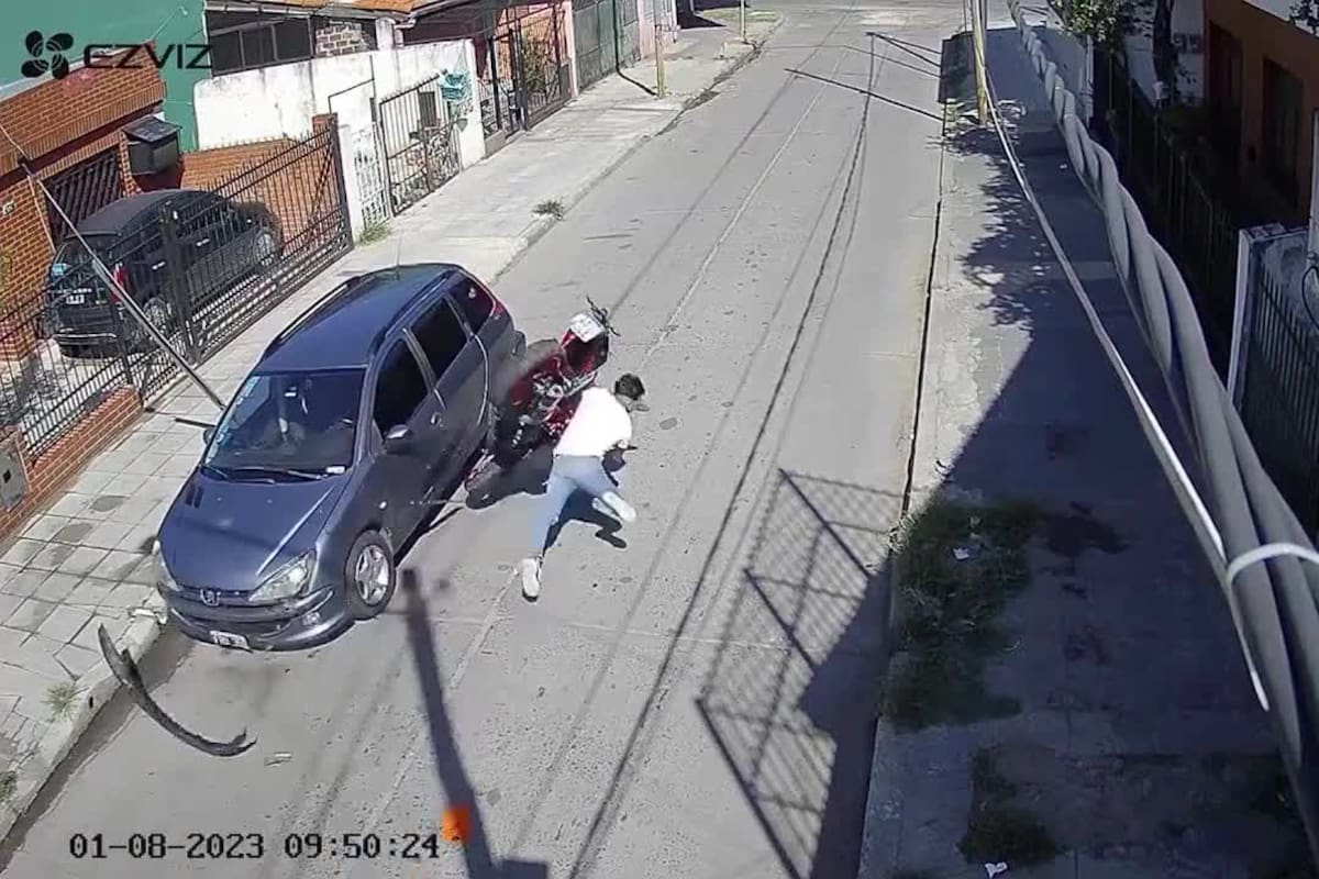 Impactante tragedia en Monte Chingolo: chocó contra un auto mientras hacía piruetas con una moto y murió aplastado