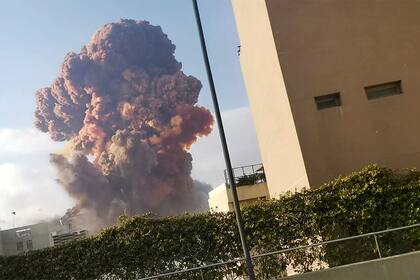 Una enorme columna de humo se produjo tras la explosión