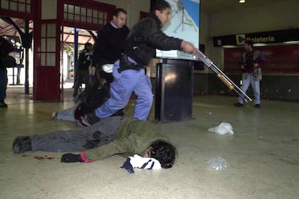 Impactantes imágenes del día de la muerte de los jóvenes militantes Kosteki y Santillán en la estación de Avellaneda