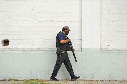 Los guardias vigilan los alrededores del edificio