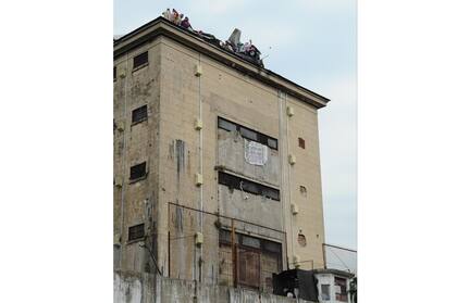 Vista del edificio con los presos en los techos