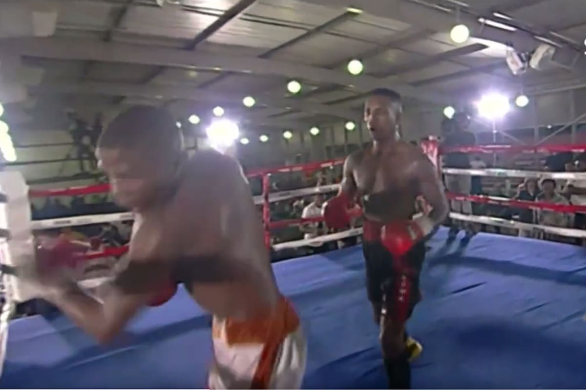 Impacto en Sudáfrica: Simiso Buthelezi tira golpes al aire mientras su rival, Siphesihle Mntungwa, mira sorprendido; a las pocas horas, el primero falleció por una lesión cerebral.