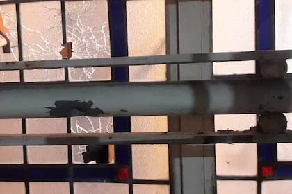 Impactos de bala en los vidrios de la sede de la Uocra Rosario