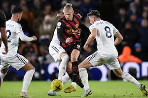 Imparable: Haaland, marcado por tres rivales, anotó por duplicado en el triunfo de los Citizens ante Leeds