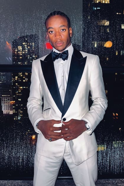 Impecable, David Banda eligió un smoking blanco de solapas
negras (al igual que el moño) para su fiesta.