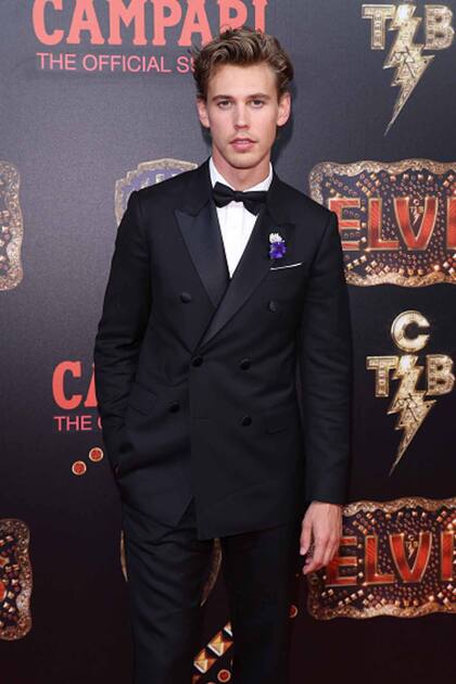 Impecable de smoking para una de las tantas fiestas que se celebran durante el Festival de Cannes.