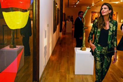 Impecable, esta vez apostó por un equipo low cost, de Zara, compuesto por chaqueta y pantalón con estampa de flores, en dorado y verde. Juliana recorrió la exposición, que presenta cincuenta obras realizadas por Miró entre 1963 y 1981, pertenecientes a la colección del Reina Sofía, de España.