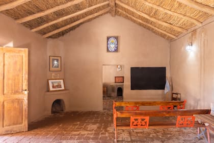 Impecable reconstrucción de la escuela: el edificio original es de 1890 y fue construido con la técnica del tapial y el ladrillo de adobe