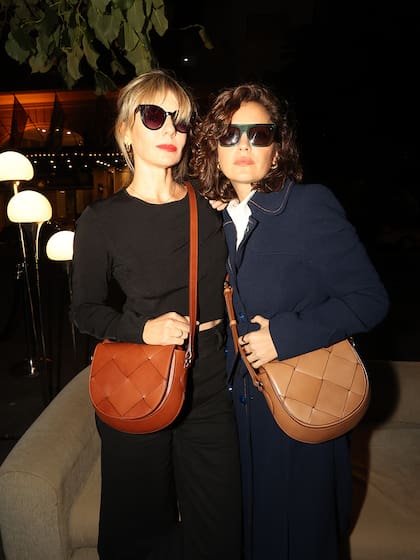 Impecables y con lentes oscuros, las dos posaron divertidas para las cámaras