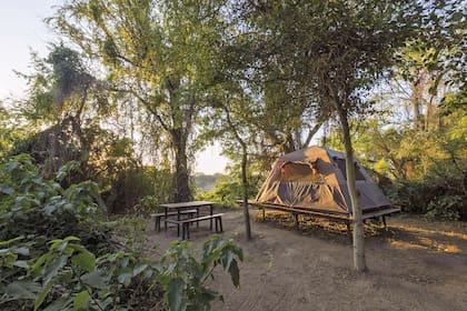 El camping La Fidelidad, en el PN El Impenetrable, cuenta con plataformas elevadas para montar las carpas.