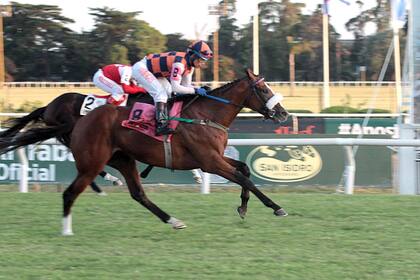 Imperador se plantó delante de Nacho Surge, su escolta desde un cuerpo y medio