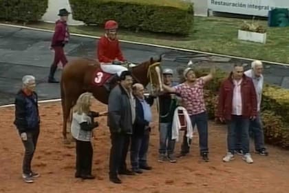 Imperial Queen había ganado la séptima carrera del 4 de mayo, pero fue descalificado; Boni (campera roja) fue suspendido