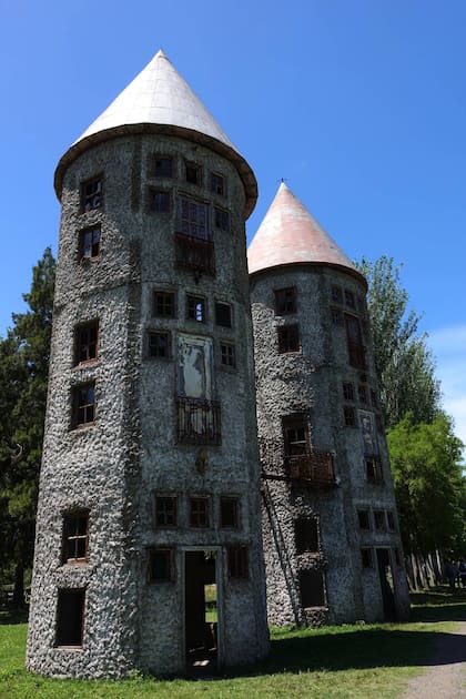 Imperturbables, las torres de piedra frente a Villanueva.