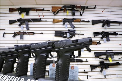 Imponen un impuesto especial por un monto del 11% de los ingresos brutos de la venta minorista de un arma de fuego, una pieza precursora de arma de fuego y municiones