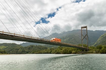 Imponente puente sobre el río Yelcho.