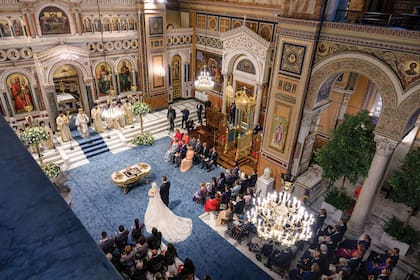 Imponente vista de la catedral –que fue decorada con una alfombra azul, el color de Grecia, y cientos de rosas, minimargaritas y agapantos en tonos blancos– durante la ceremonia.
