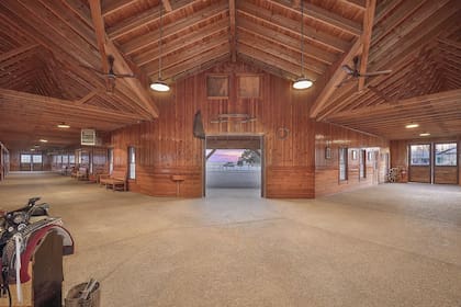 Imponente vista de las caballerizas de Zorro Ranch, la propiedad de Jeffrey Epstein en el estado de Texas (foto: realtor.com)