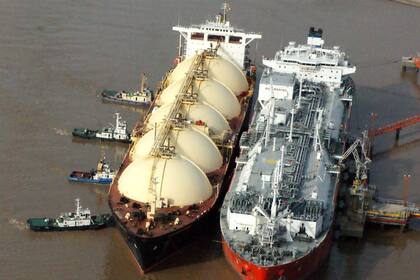 Para transportar el gas natural por barco hay que pasarlo a estado líquido