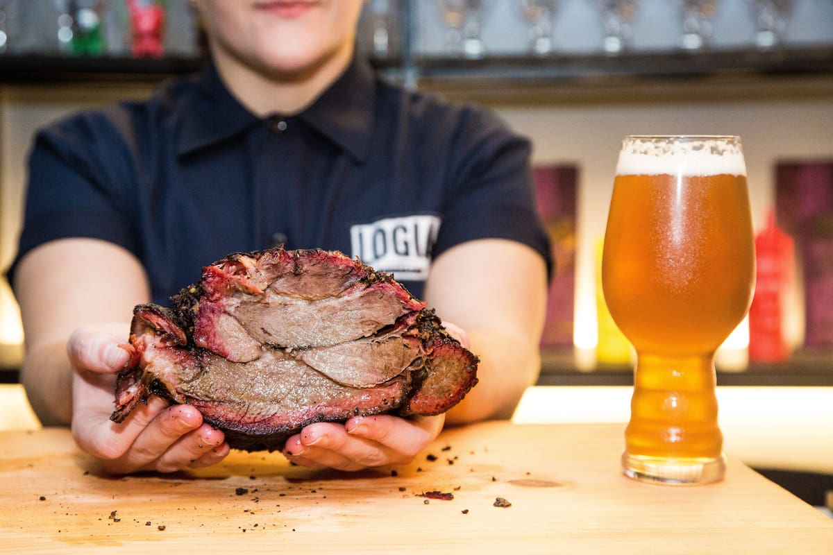 Importada de los Estados Unidos, la tendencia es ahumar la carne mientras se cocina, hidratándola durante la cocción y agregándole especias y hierbas