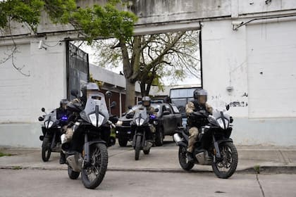 Importante operativo para trasladar los primeros 326 presos desde la cárcel de Devoto a Marcos Paz.