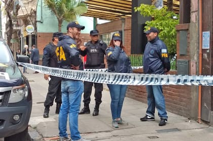 Importante operativo policial en la puerta del edificio de Oscar Thomas