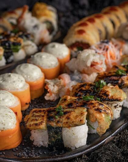 Imposible no tentarse con una bandeja llena del sushi más fresco y creativo.