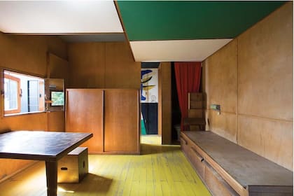 Impresionan la calidad del espacio y los climas que generan el uso magistral de los materiales, la luz que enciende el piso pintado de amarillo y la trama en el cielo raso en franca referencia a Mondrian y Kandinsky, dos precursores del arte abstracto.