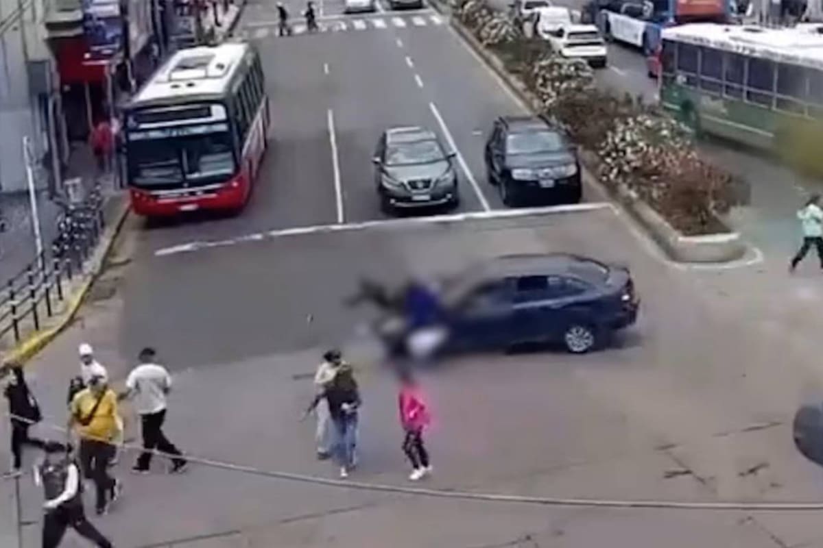 Impresionante arrollamiento en Lanús: atropelló a tres mujeres que cruzaban una avenida.
