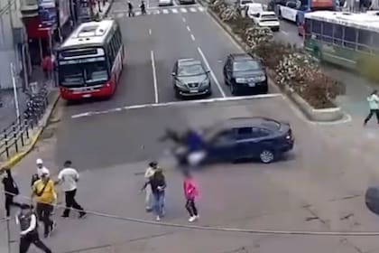 Impresionante arrollamiento en Lanús: atropelló a tres mujeres que cruzaban una avenida.