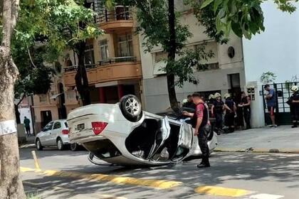 Impresionante choque y vuelco en Flores