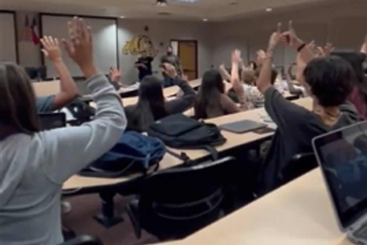 Impresionante: el momento en que los policías revisan una de las aulas de Heights High School, en Houston, tras una llamada por un supuesto tirador