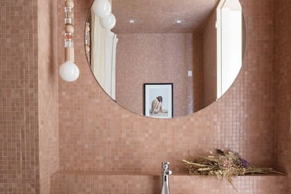 Impresionante este baño revestido íntegramente en venecitas rosa viejo de Murvi que presentó el Estudio Trama (@trama.arq) en Experiencia Living 2022.