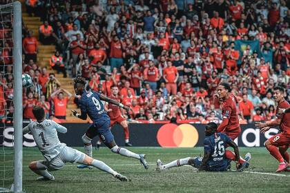 Impresionante: la atajada de Kepa ante el remate a quemarropa de Van Dijk