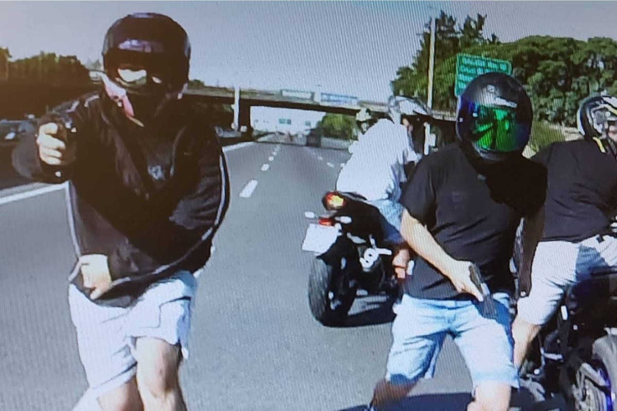 Impresionante robo a un motociclista en plena autopista Riccheri: “Portaban armas de guerra semiautomáticas” .